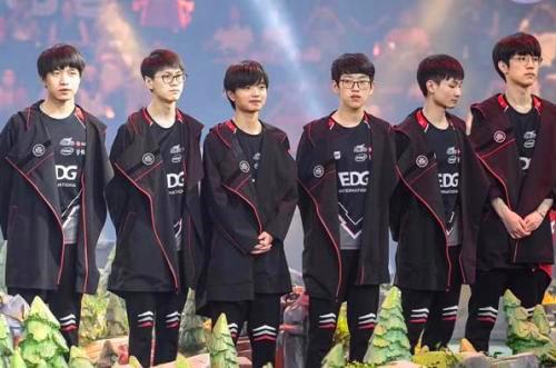 了现代足球 了现代足球